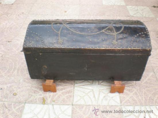 Antig&uuml;edades: arcon de madera y cuero antiguo - Foto 3