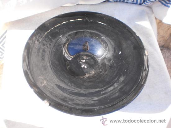 Antig&uuml;edades: PLATO DE CRISTAL  MODERNISTA EN COLOR NEGRO SOPLADO