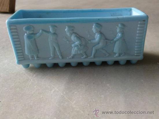 Antig&uuml;edades: Antiguo recipiente en opalina celeste con marca - Foto 1