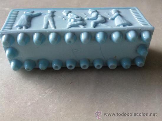 Antig&uuml;edades: Antiguo recipiente en opalina celeste con marca - Foto 2