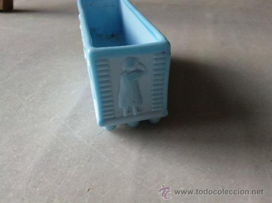 Antig&uuml;edades: Antiguo recipiente en opalina celeste con marca - Foto 4