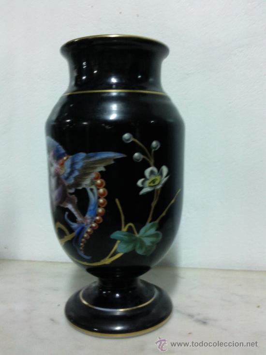 Antig&uuml;edades: Antiguo florero en opalina pintado a mano. - Foto 2