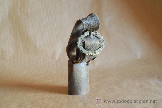 Antig&uuml;edades: Cencerro con hebilla de bronce. - Foto 1
