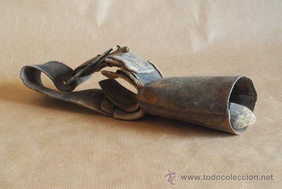 Antig&uuml;edades: Cencerro con hebilla de bronce. - Foto 2