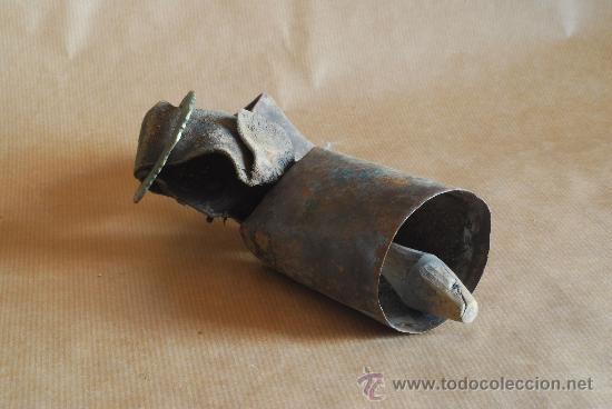 Antig&uuml;edades: Cencerro con hebilla de bronce. - Foto 2