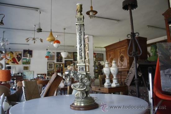 Antig&uuml;edades: ANTIGUA L&Aacute;MPARA DE BRONCE SOBRE BASE DE MADERA. ALTURA TOTAL: 68 CMS. BASE: 17.5. VER FOTOS.