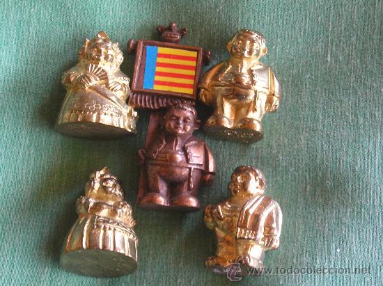 Antiquit&eacute;s: **LOTE DE,---5 MU&Ntilde;EQUITOS DE METAL VESTIDOS DE VALENCIANOS---COLOR DORADO (2 cm )**