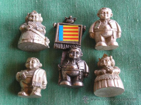 Antiguidades: **LOTE DE,---5 MU&Ntilde;EQUITOS DE METAL VESTIDOS DE VALENCIANOS---COLOR PLATA (2 cm )**