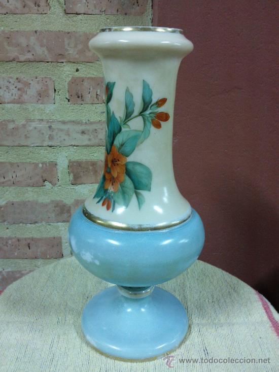 Antig&uuml;edades: Antiguo florero en opalina pintado a mano. - Foto 2