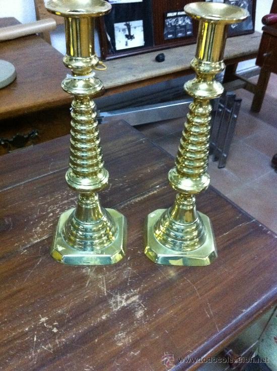 Antig&uuml;edades: ANTIGUA PAREJA DE CANDELEROS VICTORIANOS EN METAL, SIGLO XIX