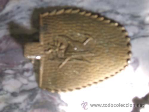 Antig&uuml;edades: Bota de calamina dorada. - Foto 2