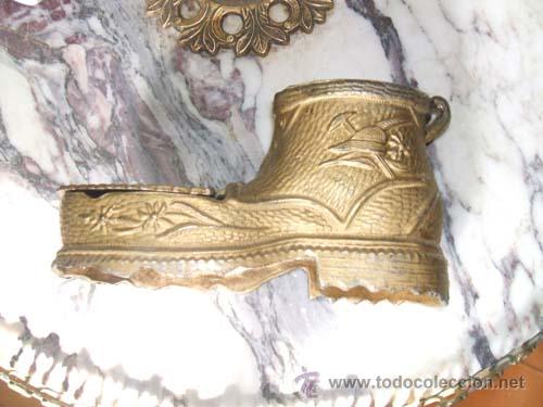 Antig&uuml;edades: Bota de calamina dorada. - Foto 3