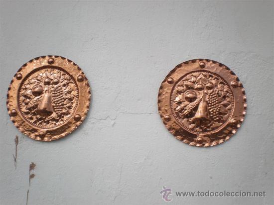 Antig&uuml;edades: pareja de platos de cobres - Foto 1