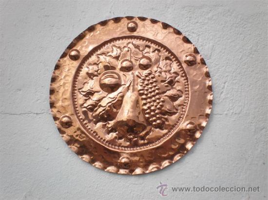 Antig&uuml;edades: pareja de platos de cobres - Foto 2