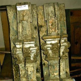 Columnas antiguas de madera de una pieza, talladas y policromadas. Medida 111x18x16,5 cm. S. XVIII
