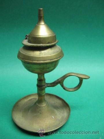 Antiques: PRECIOSA LAMPARITA DE ACEITE CON CAPUCHONA. FF.SG.XIX. - PP.SG.XX. BRONCE O LATON. 14 X 8 CM.