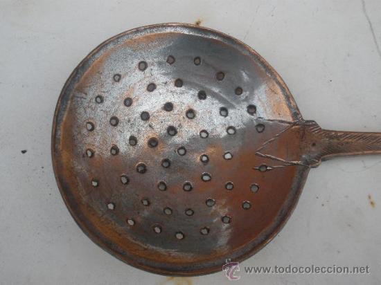 Antig&uuml;edades: ENORME, ESPUMADERA DE COBRE ANTIGUO, CON EL MANGO LABRADO. - Foto 1