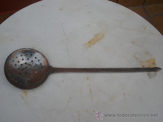Antig&uuml;edades: ENORME, ESPUMADERA DE COBRE ANTIGUO, CON EL MANGO LABRADO. - Foto 2