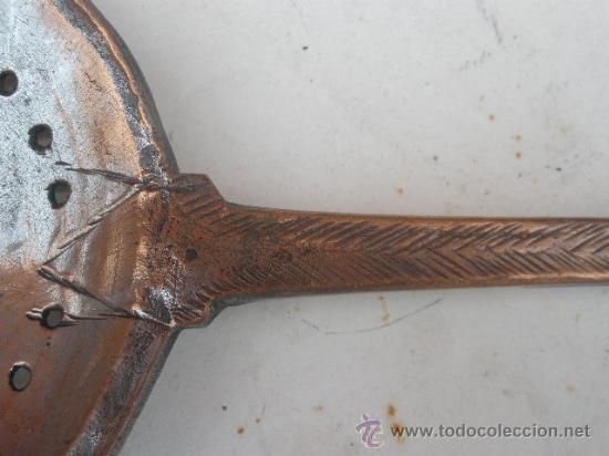 Antig&uuml;edades: ENORME, ESPUMADERA DE COBRE ANTIGUO, CON EL MANGO LABRADO. - Foto 3