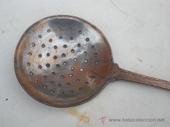 Antig&uuml;edades: ENORME, ESPUMADERA DE COBRE ANTIGUO, CON EL MANGO LABRADO. - Foto 6