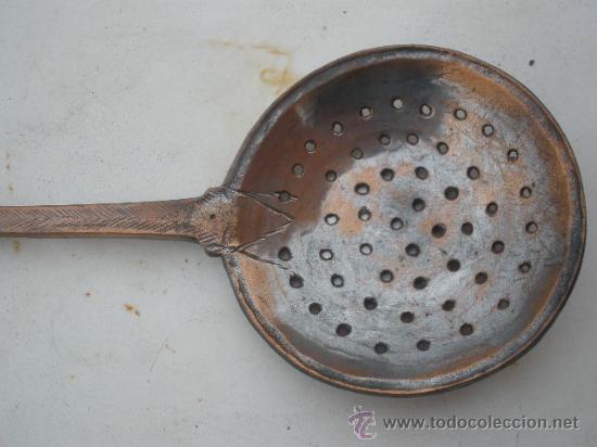 Antig&uuml;edades: ENORME, ESPUMADERA DE COBRE ANTIGUO, CON EL MANGO LABRADO. - Foto 7