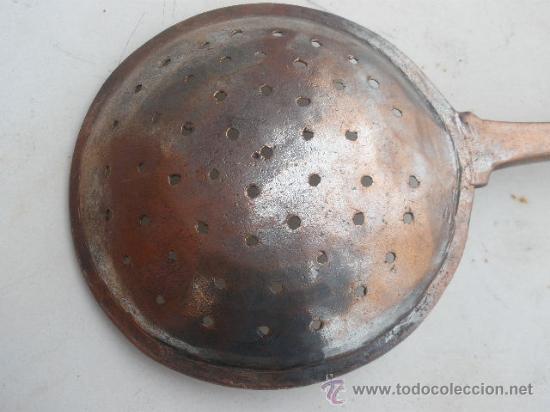 Antig&uuml;edades: ENORME, ESPUMADERA DE COBRE ANTIGUO, CON EL MANGO LABRADO. - Foto 8