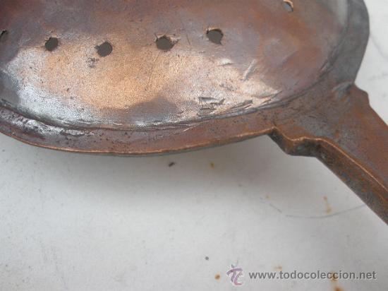 Antig&uuml;edades: ENORME, ESPUMADERA DE COBRE ANTIGUO, CON EL MANGO LABRADO. - Foto 9