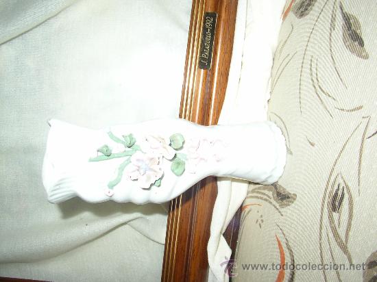 Antig&uuml;edades: Violetero en forma de mano con flores unos 20 cms - Foto 1