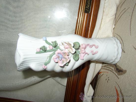Antig&uuml;edades: Violetero en forma de mano con flores unos 20 cms - Foto 2