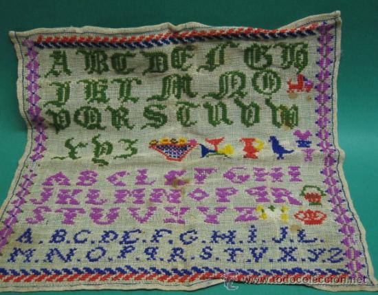Antig&uuml;edades: CONSERVADO LABOR ABECEDARIO, EN VIVOS COLORES. FF.SG.XIX-PP.SG.XX. MIDE 40 X 38 CM.