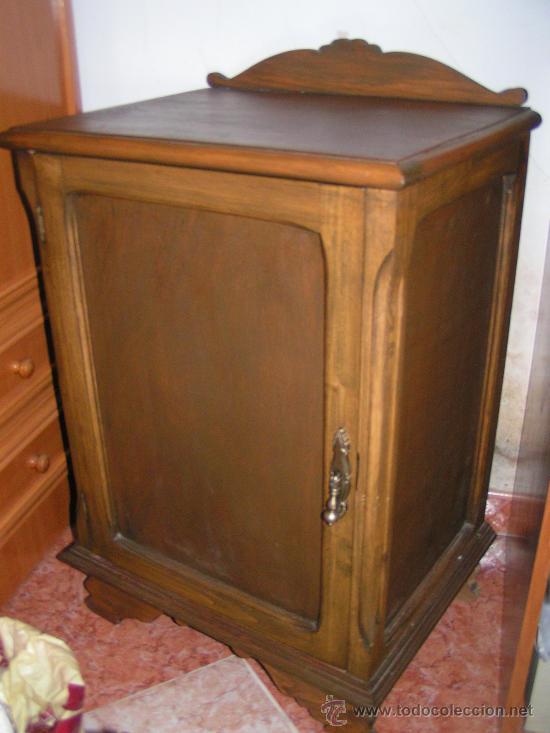 Antig&uuml;edades: MUEBLE ANTIGUO DE MADERA - MESITA DE NOCHE - RESTAURADA