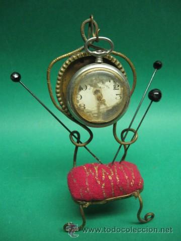 Antiques: CURIOSO DESCANSA RELOJ MODERNISTA, FF.SG.XIX. 1890 -1918 EN LATON Y ALFILETERO EN PA&Ntilde;O. 16X7CM.