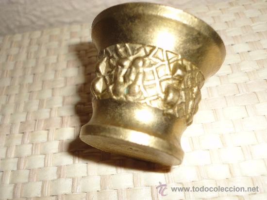 Antig&uuml;edades: ALMIREZ O MORTERO DE BRONCE  MINIATURA COMPLETO CON GRABADOS EN RELIEVE