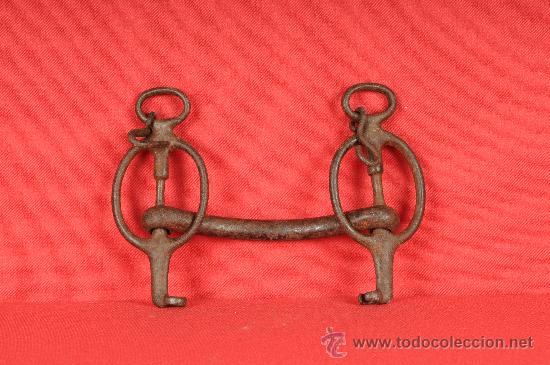 Antig&uuml;edades: Bocado de caballo en hierro forjado, S.XIX - Foto 2