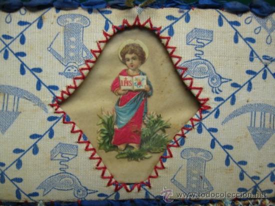 Oggetti Antichi: ANTIGUO LABOR MONJIL, SEDA BROCADA A MODO DE COSTURERIN, IMAGEN DE NI&Ntilde;O. PP.SG.XX. MIDE 12 X 12 CM.