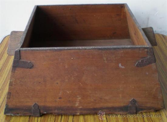 Antig&uuml;edades: FANEGA de madera y bordes de hierro - Foto 1