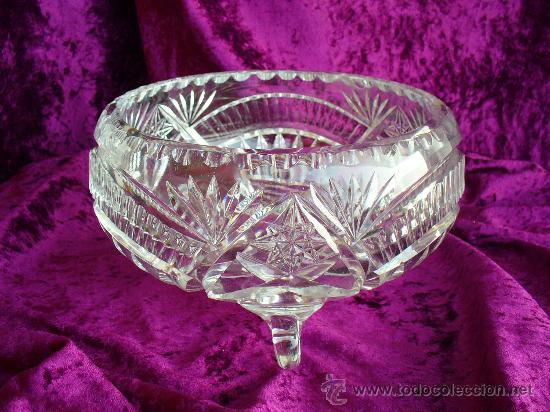 Antig&uuml;edades: CENTRO MESA DE CRISTAL TALLADO. ALTO 11CM 20 CM DIAMETRO CON TRES PATAS.( PEQUE&Ntilde;A ROTURA ) VER FOTOS