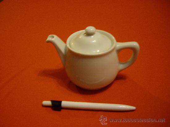 Antig&uuml;edades: CAFETERA DE PORCELANA BLANCA - Foto 1