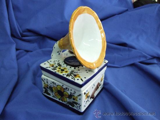 Antig&uuml;edades: GRAMOFONO EN CERAMICA - CAJA CAMUFLADA - 10X10X19 ALTURA