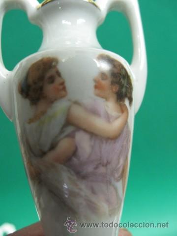 Antig&uuml;edades: PRECIOSA ANFORA EN PORCELANA EPOCA ART NOUVEAU, PP.SG.XX ESTAMPACION CHICAS ABRAZADAS.