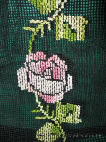 Antiques: SENCILLO Y A LA VEZ MUY ELEGANTE CAMINO DE MESA EN RED. ROSAS Y MARIPOSAS GUARDANDO ARMONIA, PPSGXX.