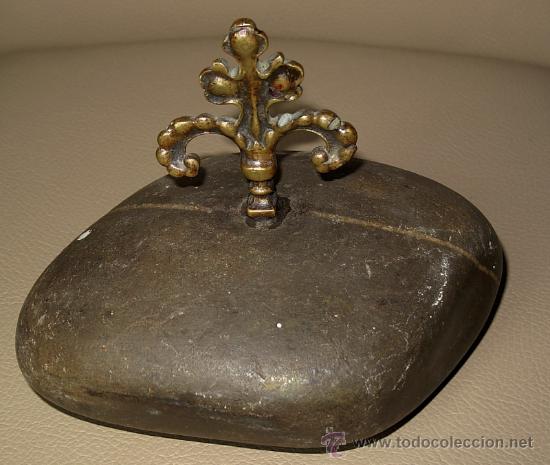 Antiquit&eacute;s: CURIOSA PIEDRA DE RIO CON ELEMENTO CRUCIFORME DE BRONCE INCRUSTADO