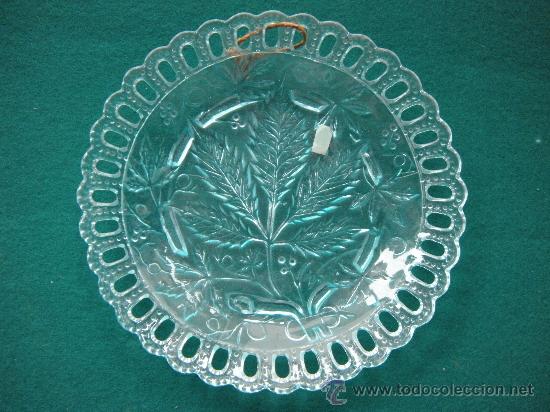 Antiques: ANTIGUO PLATO DE CRISTAL CALADO COLOR AZUL