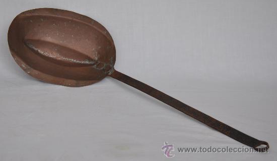 Antiquit&eacute;s: Antiguo cazo de extra&ntilde;a forma.