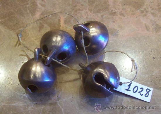 Antig&uuml;edades: LOTE DE ANTIGUOS CASCABELES DE BRONCE - Foto 1