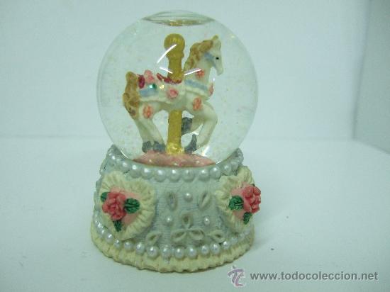 Antig&uuml;edades: BOLA DE CRISTAL NIEVE DE BRILLANTINA CON SOPORTE DE RESINA - LA BOLA MIDE 4X4 Y CON EL SOPORTE 6,5