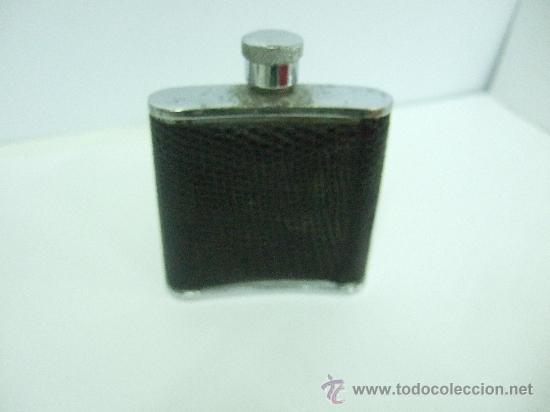 Antig&uuml;edades: PETACA INGLESA PEQUE&Ntilde;A (1/2 ONZA?) - PHV&C&ordm; GRABADO DEBAJO - MADE IN ENGLAND 8X6,5 INCLUIDO TAPON