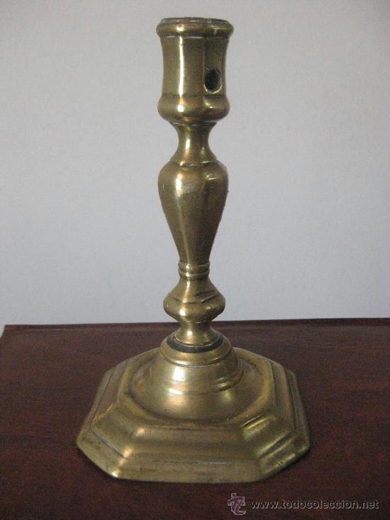 Candelabro antiguo de bronce de precioso diseño Vendido en Venta