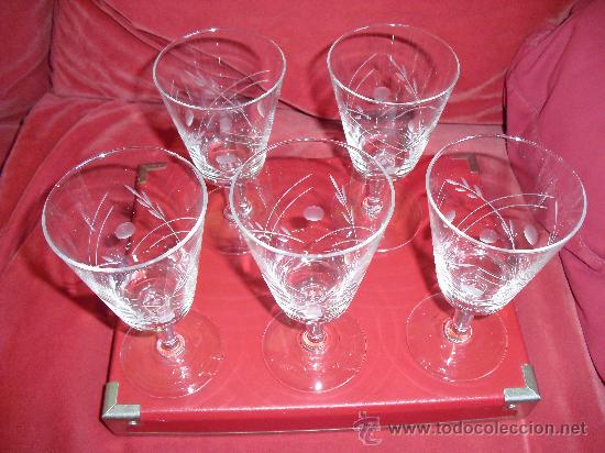 Antiguidades: 5 copas antiguas de cristal tallado.
