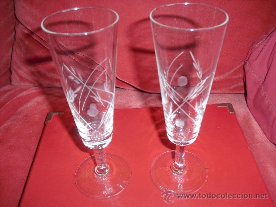 Oggetti Antichi: Dos copas antiguas para Cava o champa&ntilde;a, de tipo flauta, de cristal tallado.